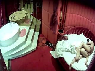 The water drop camera in the love hotel secretly filmed the obscene middle-aged man and the long-haired tall beauty checking in the room and having sex in many ways.