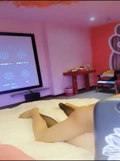 A round-bellied short local tyrant fan hooked up with a peripheral girl and a part-time female anchor in a luxury hotel room. Various training, whipping, and oral sex 6-10
