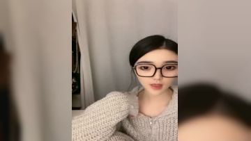 Like Von Timo-glasses beauty Susu LUCKY-super fan, this small hole is clean and tidy, I really want to lick her, call the bed so nice 2V! (2) Episode 02