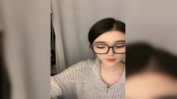 Like Von Timo-glasses beauty Susu LUCKY-super fan, this small hole is clean and tidy, I really want to lick her, call the bed so nice 2V! (2) Episode 03