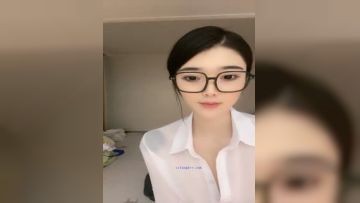 Like Von Timo-glasses beauty Susu LUCKY-super fan, this small hole is clean and tidy, I really want to lick her, meat stick, finger buckle scratch hole water! (1) Episode 01
