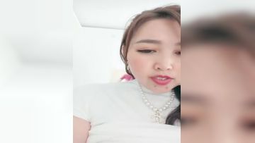 Mature female old mother-in-law gourmet black silk fat buttocks old mature female props masturbation insert to talk about their own sex episode 01