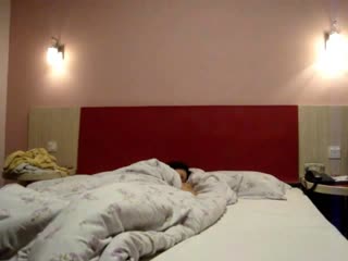 A fat man with a short penis made an appointment with a young and beautiful girl in a hotel. He quickly used his hands to make the beautiful girl orgasm and squirt, and then fucked her in various ways, paralyzing her!