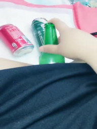 Zhou Xiaolin's sister's invincible big SAO forced her eldest brother to play with it. Coke beer was easy to pull light and all of them were stuffed into the force. A tube was inserted into the urethra to spray urine. The female expander was used to push the SAO to urinate.