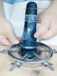 Zhou Xiaolin's sister's invincible big SAO force, the wine bottle is stuffed in, the cola can is inserted into the SAO force, let the eldest brother pick chrysanthemum racing to insert, open SAO force inserted urethral spray urine 2
