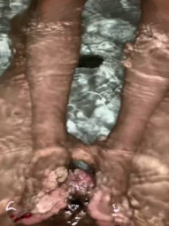 In the hotel bathtub and chatting up the host play in the water, buried underwater to eat chicken, foot, foot milk, fresh play, frequent sexual humming!