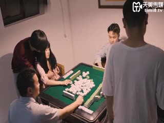 Tianmei Media's latest product TM0085 After touching the sparrow, the two girls won't let them go while being beaten by grass_director Xiao Wan_Lin Xiaoying