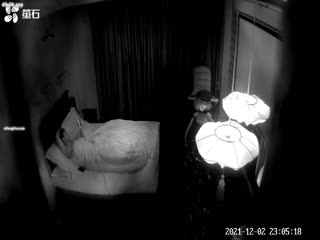 The latest outflow of fluorite cloud hotel sex gun room secretly filmed the young man war sexy lingerie girlfriend burst face shot face also took out the mobile phone to take out the face