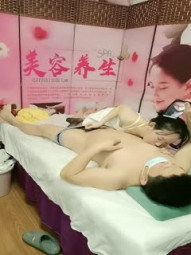 The eldest brother enjoyed by the beauty and health club hooked up with the black silk female technician and played double flights, one for licking nipples and the other for licking cocks to stimulate, and the orgasm of round grass was constantly wagging.