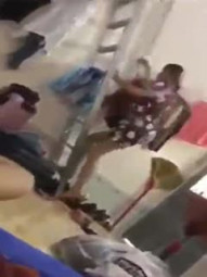 In broad daylight, I forced my mother-in-law to come out at home. I guess I heard the sound and closed the door and went upstairs.