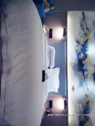 I have to say that my brother's taste is really good. I found two beautiful legs and enchanting goblins. I licked one by one and took turns to do it. It was a man's dream. The two girls worked very hard.