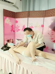 The massage therapist of the beauty and health care center burst into the best white skirt. The beautiful woman pushed oil to half of the honey cave and dishonestly flowed out of the juice. It was found that only the meat stick relived itching and stopped water.