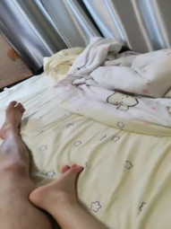 Sophomore to learn dance poor breast Yan value beauty temptation pa pa pa pa, hand into the underwear to touch tits very obedient, open the panties to break the first angle of view close-up insertion, finish playing their own masturbation with eggs