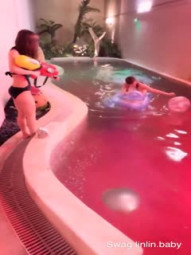 The record of the multi-person hybrid party in the swimming pool of young women lets us seize the tail of summer together. The most youthful frolic turns into the most promiscuous multi-person hybrid party in a twinkling of an eye.