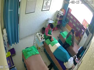 Hackers Break Roadside Health Care Beauty Salon Webcam Monitoring Steal Photography Business is quite popular. Many girls are doing scraping, pushing oil and moxibustion.