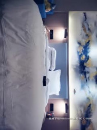 High-priced net about two Lori-type part-time tender younger sister Shuangfei, jeans skirt gourmet little sister, first-class Yan value slender legs, two women together to serve cool to death, riding into the rotation exercise