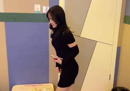 The fun play between small couples in private cinemas-half snow