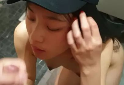 Chinese student Liu Yue fights foreigner in toilet