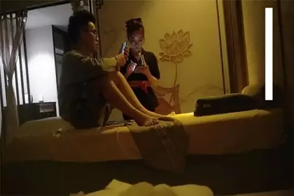 The high-end club forced the beautiful female technician to do it at the beginning. She didn't let me fuck her half-heartedly. She forced me to put on the condom and didn't have time to bring it. Finally, I thrust and cummed in her mouth.