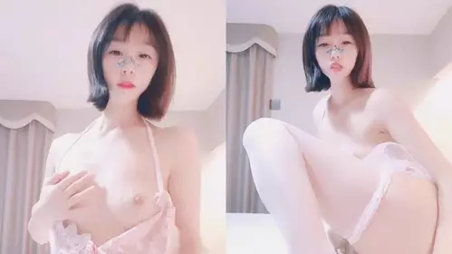 Kuaishou Internet celebrity Alice uses a super-sized penis to check her tender pussy crazily