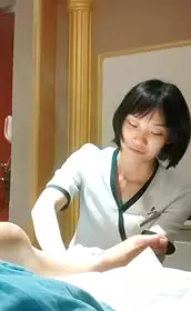 [Foot massage] The club finds a female technician, rides on her and touches her dick