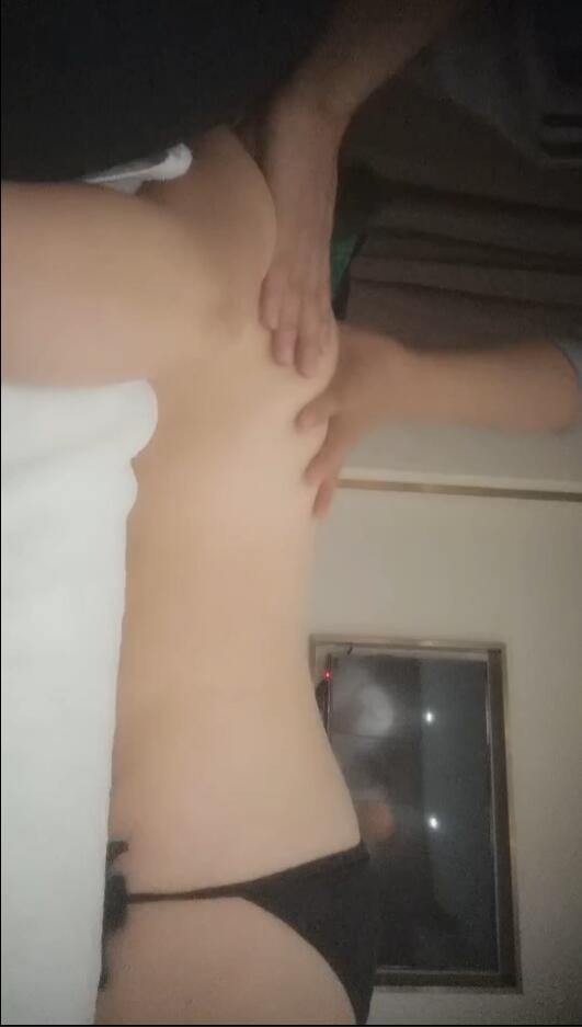 [Oil massage boy] A sexy mature woman gives a full body oil massage and rides on the massage bed