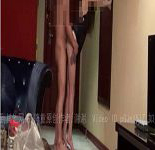 Two rich second-generations play with long-legged car models in the hotel, and the girl who takes turns to do it can't stand it...