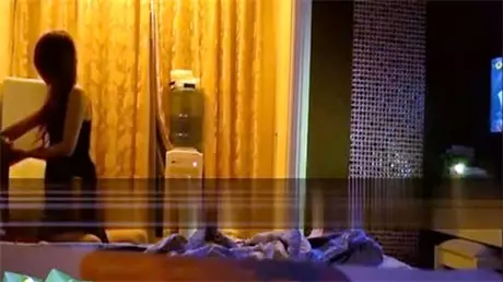 The dick brother went to the foot bath club on New Year's Day to pick up a good female technician and go to the hotel to open a room for sex...