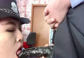 [Queen] The female subordinates tied up by the policewoman boss abused their vagina and trained the fake cock to penetrate deeply