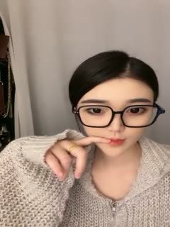 Looks like Feng Timo - glasses beauty Su Su LUCKY - very stylish, this pussy is clean and tidy, I really want to lick her, she screams so beautifully 2V! (2)