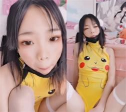 Twitter celebrity Xiaoxian Yuner wears Pikachu tights and touches her pussy and licks her own juices