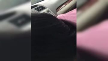 The fair-skinned beauty saw her boyfriend who had just returned from a business trip suddenly drive to pick her up after get off work, and she was so excited that she said,