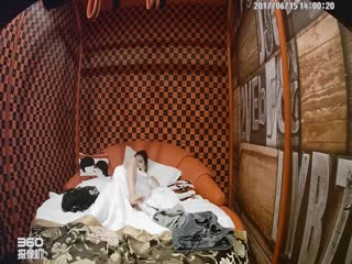 [360 rare high-definition resources] A handsome couple, the guy poked his girlfriend with his hand and made her juices flow, then inserted his big cock into her