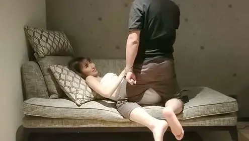 Make another appointment with the best short-haired goddess who looks like Liu Yan, a model with a soft and cute figure. The young girl is shy and has a lot of luck on the sofa