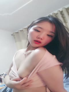 Sweet and coquettish girl shows her face all the time, late at night, she is very good at hooking up with wolf friends to rub her breasts and play with her pussy, spread her pussy to see the close-up, it is so tender and tight, masturbating and licking her own pussy juice, she looks so coquettish