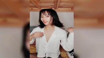 Slender and skinny - a little beauty ❤️, black stockings, small beautiful legs, high heels, and this little face is a perfect match. She reads pornographic novels with netizens, and her body gets hot and she masturbates and fucks her pussy, making sexy noises and enjoying it! Episode 03