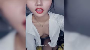 Slender and skinny - a little beauty ❤️, black stockings, small beautiful legs, high heels, and this little face is a perfect match. She reads pornographic novels with netizens, and her body gets hot and she masturbates and fucks her pussy, making sexy noises and enjoying it! Episode 01