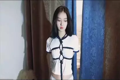 Goddess model Lingling's large-scale private shoot in the tree house lightly adjusts the fairy-like appearance of the pure and cute girl, Lingling, first tied up TJ, tied up and struggled, super tight rope, was played with by the big sister with a stick until her whole body twitched,
