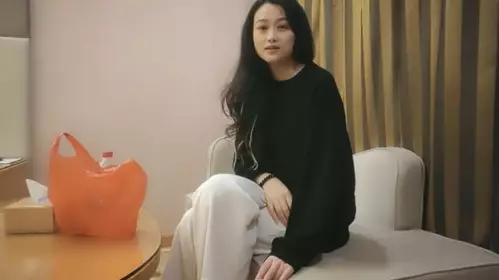 Xiao Ma Xunhua makes an appointment with a charming escort, deep throats her in front of the camera, lifts up her long legs, holds her hands while standing and getting penetrated from behind