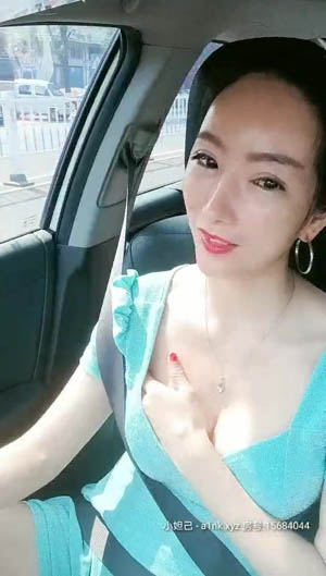 Use beer bottle to play with young woman's breast and feed her milk to the boy 01