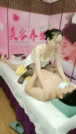 The health club hooked up with a black silk female technician and played a double flywheel grass insertion 02
