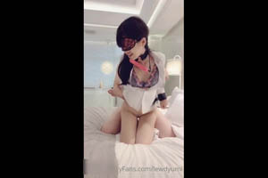 A high-end 180cm high-end model with long legs and black silk stockings has a climax