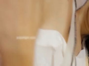 The latest close-up of the Internet celebrity pupil shows the moist pink beauty and the foreskin handsome boy licking each other