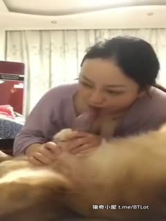 [Slut sucks dog dick] She also said that dog dick is really delicious oral sex deep throat