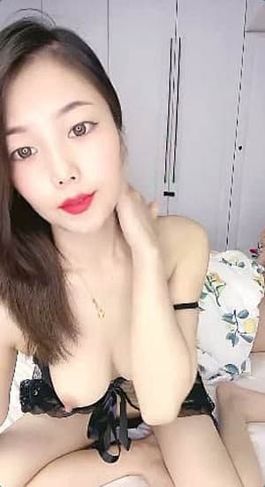Sexy car model shows her whole face, charming and coquettish, with a high appearance, giving a blowjob to a big cock and letting the big brother lick her pussy, looking so coquettish, and doing two shots in a row to stimulate 01