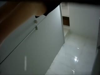 The master of toilet shooting sneaked into the female toilet of the model company to shoot