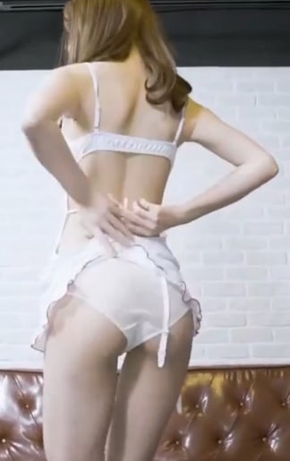 D-cup internet celebrity top model Betty Yumo is super slutty and lewd in a large-scale welfare photo video. The queen of lust 