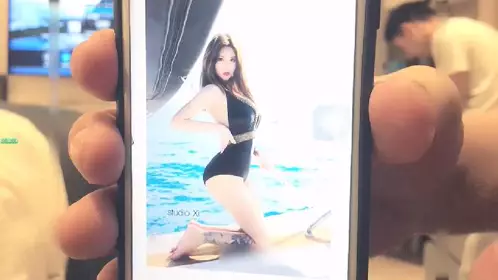 The second game of Yidiao Tanhua is about a slim long-legged girl, licking each other, touching the pussy on the chair, close-up, lifting legs and sideways, and fucking hard