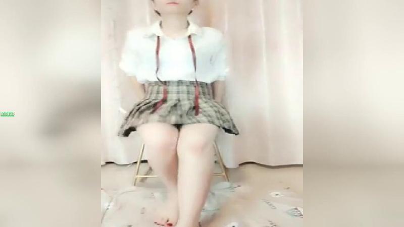 A beautiful lady with a sweet face and a nice figure shows her face throughout the whole process. She wears sexy uniforms and black silk, showing her face and showing her pretty milk powder hole, using props to masturbate, and moaning.