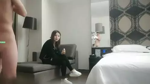 Ares Xiaoli high-quality tanhua service is good and I will give you a tip. Deep throat in front of the camera. The pussy is super pink and tender. Use the dick to rub and insert it. It's so tight. Do you like it, baby?